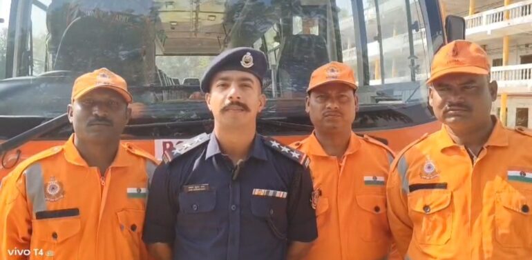  સંજેલી કન્યા વિદ્યાલય ખાતે એન.ડી.આર.એફ ની ટીમ દ્વારા જનજાગૃતિ કાર્યક્રમ યોજાયો.   દાહોદ જિલ્લામાં દસ દિવસથી NDRF ની ટીમ દ્વારા અલગ અલગ તાલુકાની સ્કૂલોમાં બાળકોને માહિતગાર કર્યા.