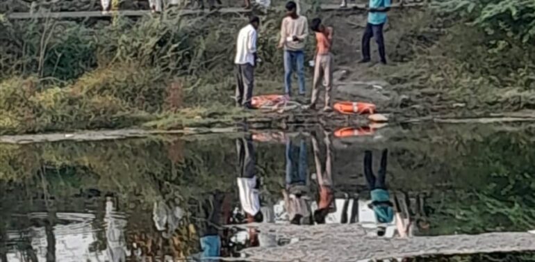 *સુખસર તાલુકાના સરસ્વાપૂર્વ ગામના 58 વર્ષીય આધેડ અકસ્માતે નદીના પાણીમાં પડતા મોત*  *મૃતક 28 નવેમ્બરના રોજ નદી બાજુ ખેતરમાં જાઉં છું તેમ જણાવી ઘરેથી નીકળ્યા બાદ 30 નવેમ્બરના રોજ નદીમાંથી લાશ મળી આવી*