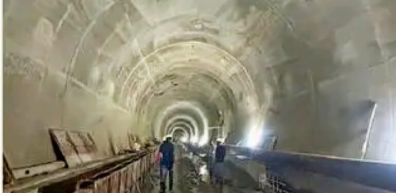  ઇન્દોર-દાહોદ રેલ લાઈન પ્રોજેક્ટ પૂર્ણ થવાથી બંને શહેરો વચ્ચે ૮૮ કિમીનું અંતર ઘટશે,.  ટીહી ટનલ:આ મહિને ૨.૯૫ કિમીના વિભાગમાંથી ૧.૮૭ કિમી ભાગમાં બૈલેસ્ટલેસ ટ્રેક નાખવાનું કામ શરૂ થશે..