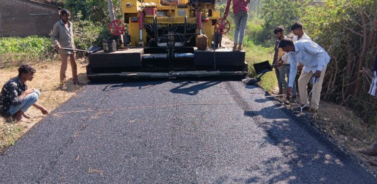 ગરબાડાના મીનાક્યાર-ગાંગરડીને જોડતા ડામર રસ્તાના રિસફેર્સિગની કામગીરીની ચકાસણી કરાઈ.