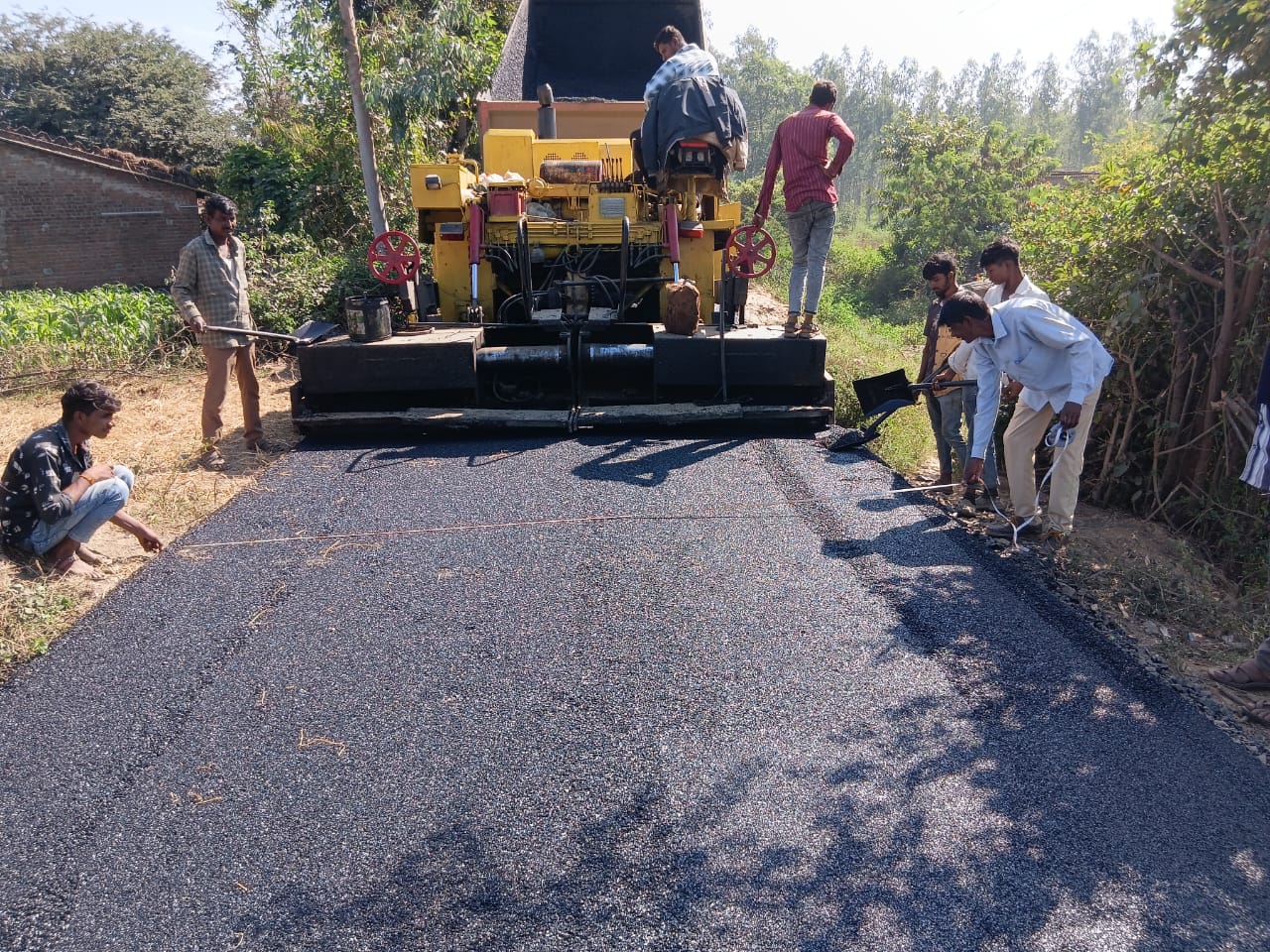 ગરબાડાના મીનાક્યાર-ગાંગરડીને જોડતા ડામર રસ્તાના રિસફેર્સિગની કામગીરીની ચકાસણી કરાઈ.