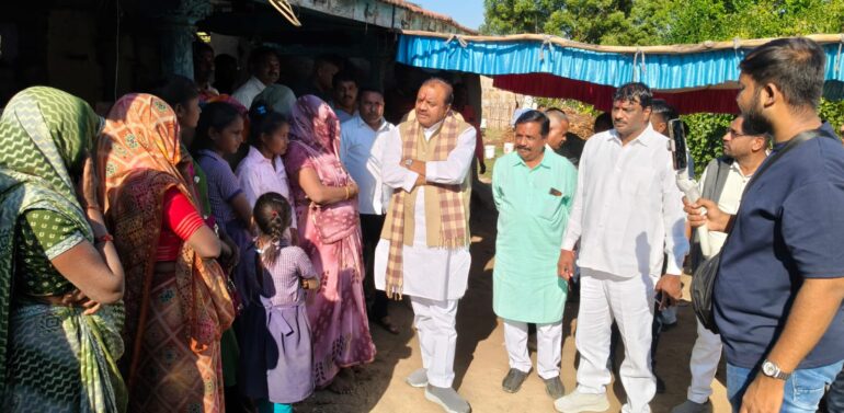 સિંગવડના બારેલા ગામે લાગેલી આગની ઘટનામાં પીડિત પરિવારની મુલાકાત લેતા સાંસદ જશવંતસિંહ ભાભોર