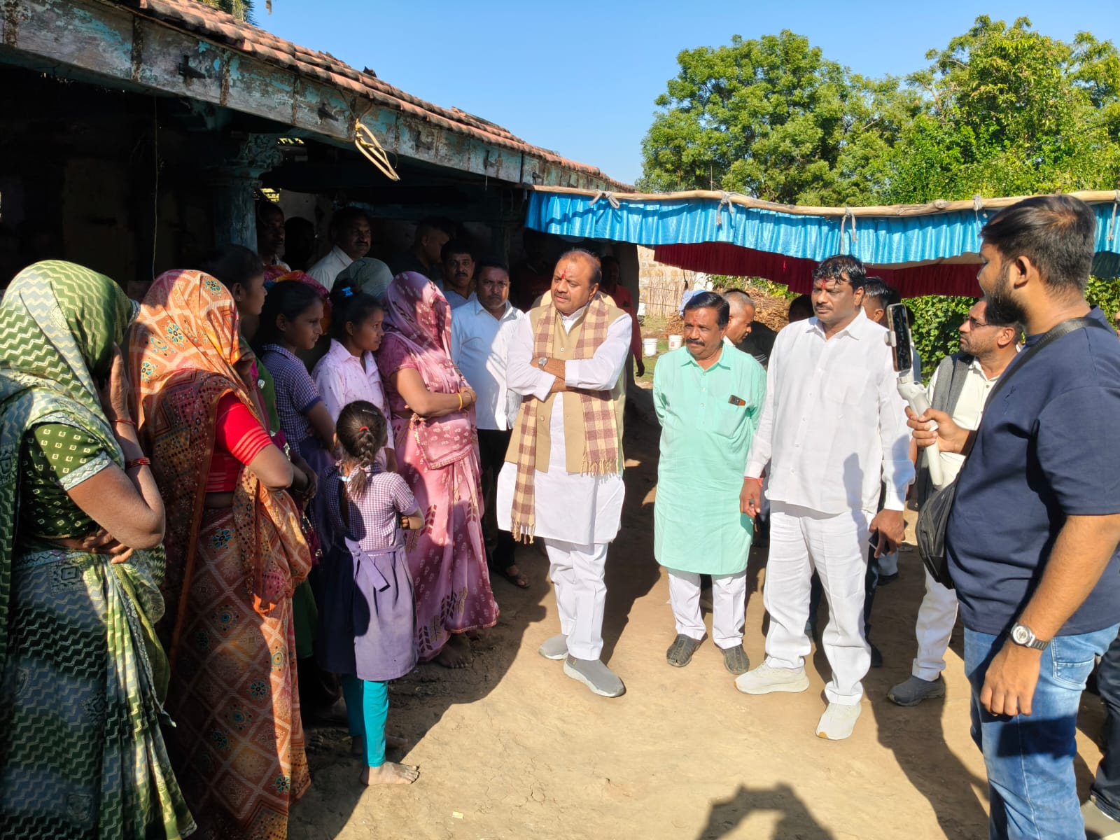 સિંગવડના બારેલા ગામે લાગેલી આગની ઘટનામાં પીડિત પરિવારની મુલાકાત લેતા સાંસદ જશવંતસિંહ ભાભોર