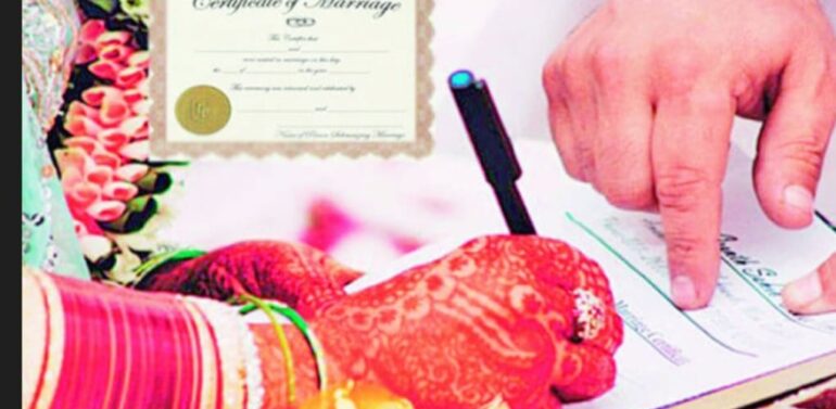 ગોધરામાં લગ્ન કર્યા બાદ ફતેપુરાના બલૈયા મંદિરનું ખોટું સોગંધનામું રજૂ કર્યાનો આરોપ..  દાહોદમાં નવયુગલ દંપતિએ લગ્ન નોંધણીમાં ખોટું સોગંદનામું રજૂ કરતા મંદિરના મહારાજ અને સાક્ષીઓ સહિત 5 સામે ફરિયાદ.!