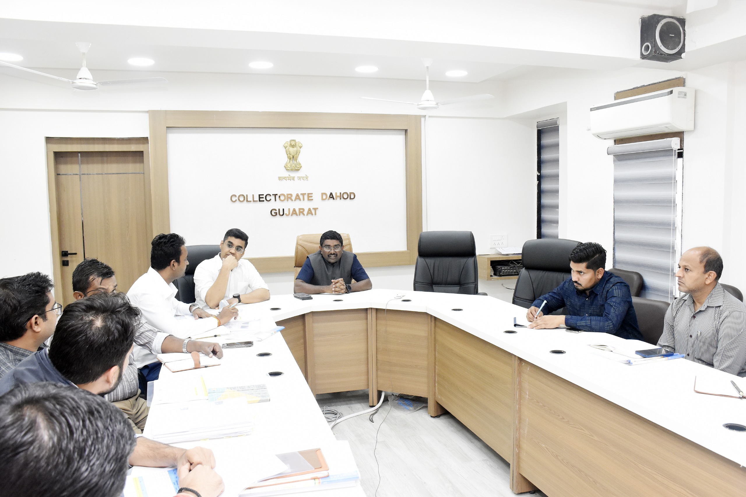 જિલ્લા કલેકટરશ્રી યોગેશ નીરગુડેના અધ્યક્ષ સ્થાને ડિસ્ટ્રીક વોટર અને સેનીટેશન મિશનની સમીક્ષા બેઠક યોજાઈ*