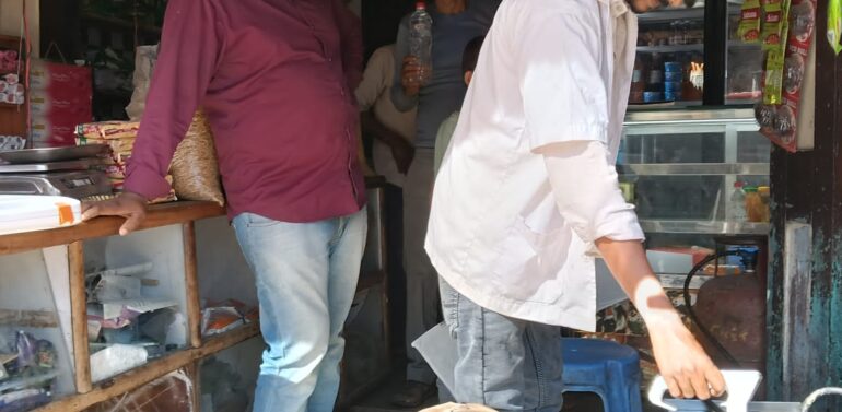 ગરબાડામાં ફ્રુડ વિભાગ દ્વારા ચેકિંગ હાથ ધરાયું,૧૪ નાસ્તાની દુકામાં તેલ ચેક કરાયું ..  ફ્રુટ વિભાગ દ્વારા નાસ્તા ની દુકાન પરથી 4 કિલો એક્સપાયરીડેટ વાળી સેવનો નાશ કરાયો..