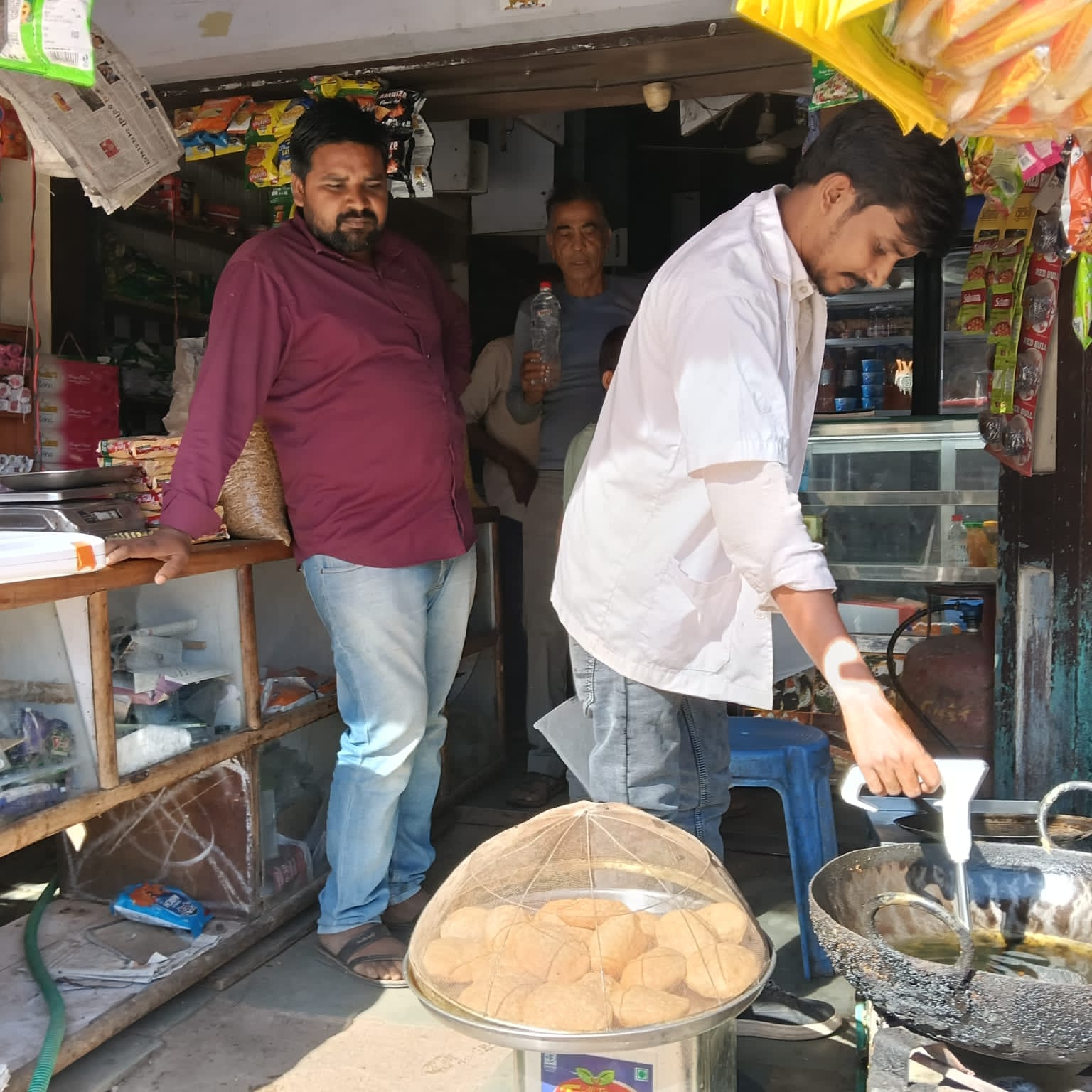 ગરબાડામાં ફ્રુડ વિભાગ દ્વારા ચેકિંગ હાથ ધરાયું,૧૪ નાસ્તાની દુકામાં તેલ ચેક કરાયું .. ફ્રુટ વિભાગ દ્વારા નાસ્તા ની દુકાન પરથી 4 કિલો એક્સપાયરીડેટ વાળી સેવનો નાશ કરાયો..