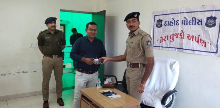 દાહોદ પોલીસે “તેરા તુજકો અર્પણ”અંતર્ગત ત્રણ લાખ ઉપરાંત મુદ્દામાલ માલિકોને પરત કર્યો.