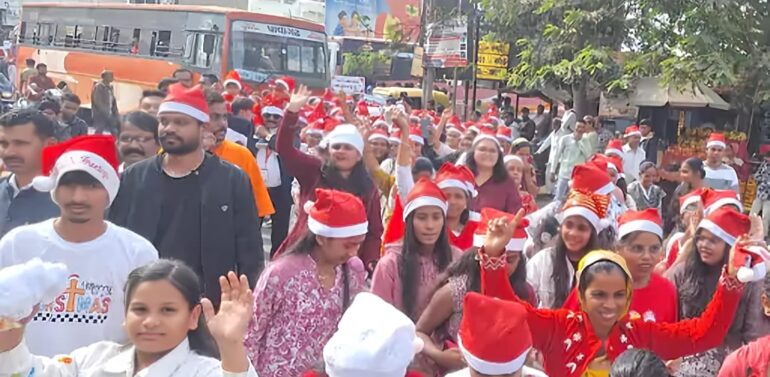 ઝાલોદમાં નાતાલ પૂર્વે ભવ્ય ક્રિસમસ શાંતિ યાત્રાનું આયોજન:CNI ચર્ચ દ્વારા પ્રેમ, શાંતિ અને ભાઈચારા નો સંદેશ આપવામાં આવ્યો.