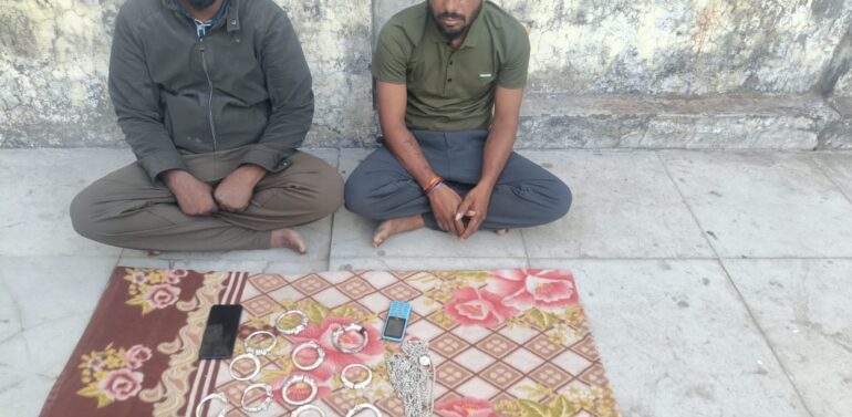 ઝાલોદ પોલીસે નકલી ચાંદીના દાગીનાની છેતરપિંડી કરનાર ગેંગ ઝડપાઈ  નકલી ચાંદીના કડલા-ભોરીયા આપી રૂ. 39 હજારની છેતરપિંડી, 3 આરોપી ઝડપાયા