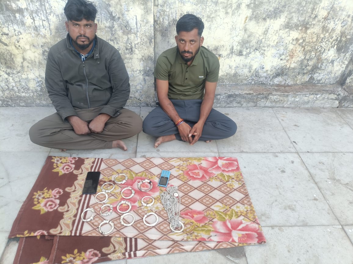 ઝાલોદ પોલીસે નકલી ચાંદીના દાગીનાની છેતરપિંડી કરનાર ગેંગ ઝડપાઈ નકલી ચાંદીના કડલા-ભોરીયા આપી રૂ. 39 હજારની છેતરપિંડી, 3 આરોપી ઝડપાયા
