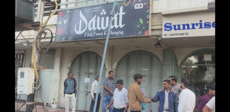 દાહોદમાં ગંદકી ફેલાવનાર સામે નગરપાલિકા એક્શનમાં, 7 દુકાનો સીલ કરાઈ..  સ્ટેશન રોડ અને ઝાલોદ રોડ રેલવે ઓવરબિ્રજ વિસ્તારમાં સ્વચ્છતાના અભાવે કાર્યવાહી, 