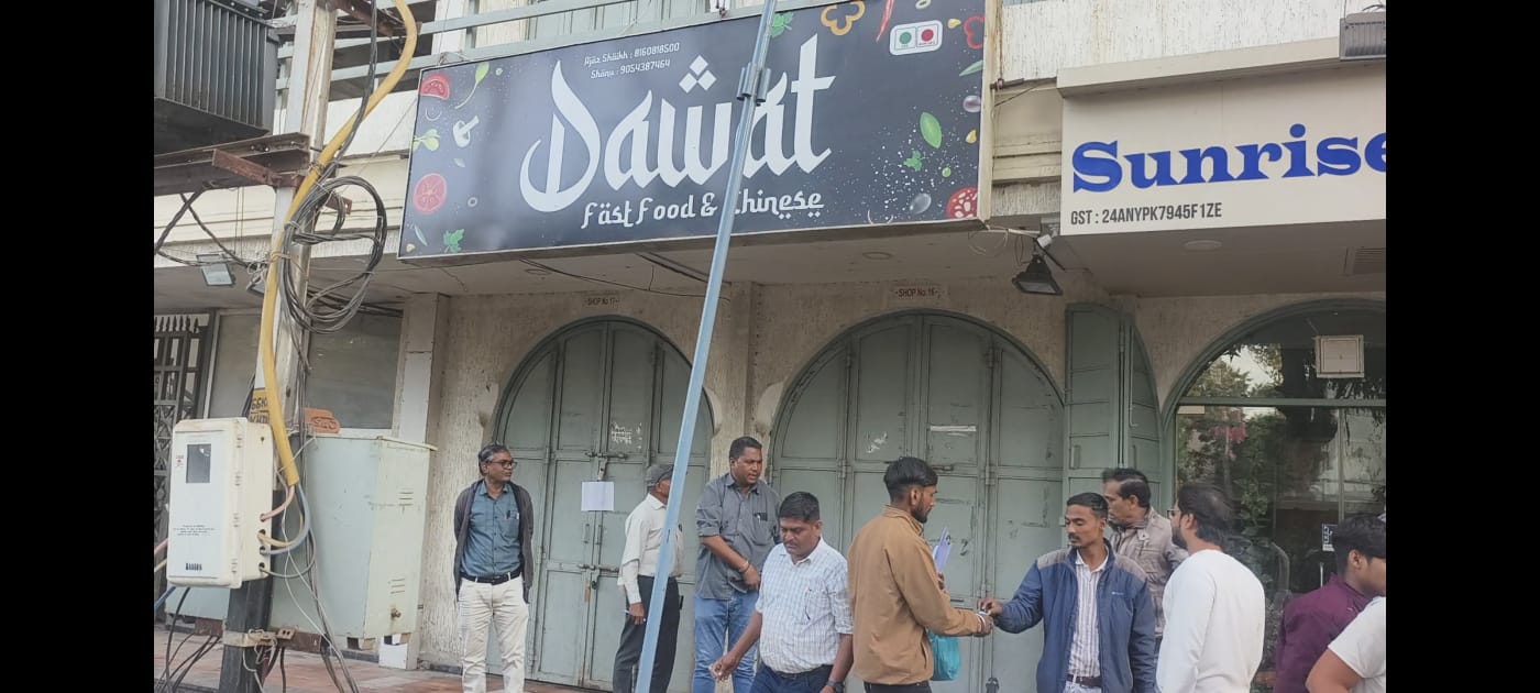 દાહોદમાં ગંદકી ફેલાવનાર સામે નગરપાલિકા એક્શનમાં, 7 દુકાનો સીલ કરાઈ.. સ્ટેશન રોડ અને ઝાલોદ રોડ રેલવે ઓવરબિ્રજ વિસ્તારમાં સ્વચ્છતાના અભાવે કાર્યવાહી, 