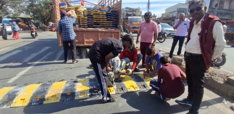 બેલગામ વાહનોને અંકુશમાં લેવા સ્માર્ટ રોડ પર હવે સ્પીડ બ્રેકર.!   દાહોદના વિવિધ સ્માર્ટ રોડ ઉપર 54 થી વધુ સ્થળે પાલિકા હેવી ડ્યુટી રબરના સ્પીડ બ્રેકર મૂકવાની કામગીરી શરૂ..