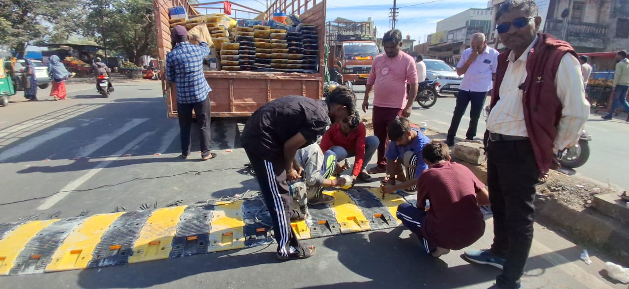 બેલગામ વાહનોને અંકુશમાં લેવા સ્માર્ટ રોડ પર હવે સ્પીડ બ્રેકર.!  દાહોદના વિવિધ સ્માર્ટ રોડ ઉપર 54 થી વધુ સ્થળે પાલિકા હેવી ડ્યુટી રબરના સ્પીડ બ્રેકર મૂકવાની કામગીરી શરૂ..
