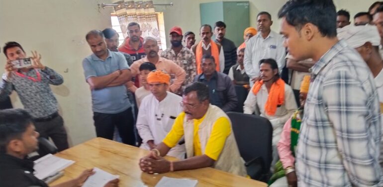 સુખસર-ફતેપુરા તાલુકામાં સરકારી ચોપડે નોંધાયેલ કાયદેસરના ખ્રિસ્તીઓને જ નાતાલ પર્વની ઉજવણી માટે મંજૂરી આપવા મામલતદારને આવેદનપત્ર અપાયું*  *આદિવાસી વિસ્તારમાં ભોળા આદિવાસીઓને લોભ, લાલચ, સામ-દામ,દંડ અને ભેદની નીતિ અપનાવી ખ્રિસ્તીકરણ કરાતું હોવાનો આક્ષેપ કરાયો*