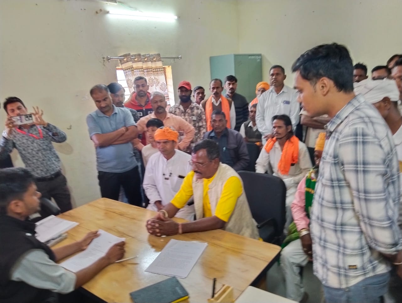 સુખસર-ફતેપુરા તાલુકામાં સરકારી ચોપડે નોંધાયેલ કાયદેસરના ખ્રિસ્તીઓને જ નાતાલ પર્વની ઉજવણી માટે મંજૂરી આપવા મામલતદારને આવેદનપત્ર અપાયું* *આદિવાસી વિસ્તારમાં ભોળા આદિવાસીઓને લોભ, લાલચ, સામ-દામ,દંડ અને ભેદની નીતિ અપનાવી ખ્રિસ્તીકરણ કરાતું હોવાનો આક્ષેપ કરાયો*