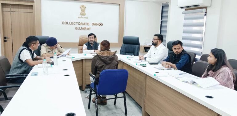 *અધિક નિવાસી કલેક્ટરશ્રી જે. એમ. રાવલના અધ્યક્ષ સ્થાને જિલ્લા સ્વાગત કાર્યકમ યોજાયો*  *વહેલી તકે તમામ અરજીઓનો નિકાલ લાવવા અધિક નિવાસી કલેક્ટરશ્રીએ સંબંધિત અધિકારીઓને આપી સુચના*