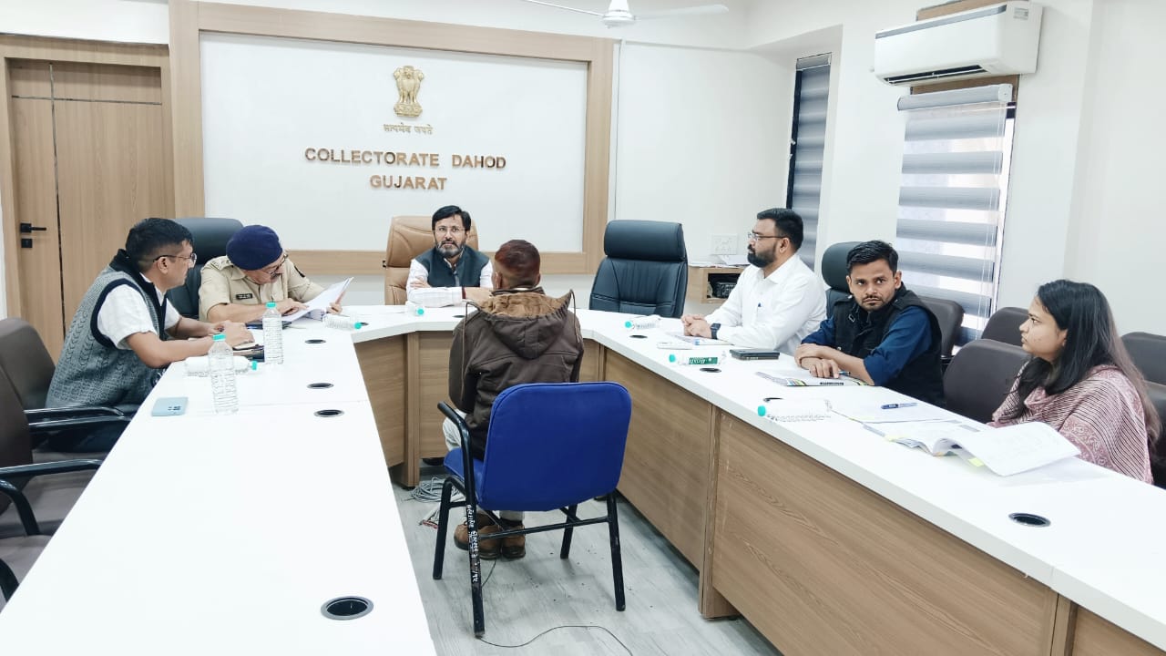 *અધિક નિવાસી કલેક્ટરશ્રી જે. એમ. રાવલના અધ્યક્ષ સ્થાને જિલ્લા સ્વાગત કાર્યકમ યોજાયો* *વહેલી તકે તમામ અરજીઓનો નિકાલ લાવવા અધિક નિવાસી કલેક્ટરશ્રીએ સંબંધિત અધિકારીઓને આપી સુચના*