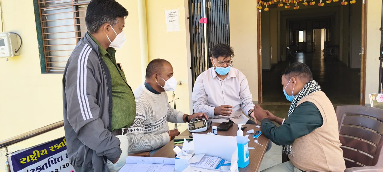 ઝાલોદ તાલુકાના પ્રાથમિક આરોગ્ય કેન્દ્ર મહુડી ખાતે 100 દિવસની સઘન ટીબી નિર્મૂલન ઝુંબેશ અંતર્ગત આરોગ્ય તપાસ કાર્યક્રમ યોજાયો ..