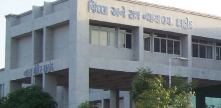  દાહોદની સેશન્સ કોર્ટનો ઐતિહાસિક ચુકાદો, કોર્ટ પ્રાંગણમાં સન્નાટો.!  આગાવાડા ગામે સગીરાનું અપહરણ અને દુષ્કર્મ કેસમાં યુવકને ૨૦ વર્ષની સજા અને 4 લાખ વળતર ચૂકવવા આદેશ.