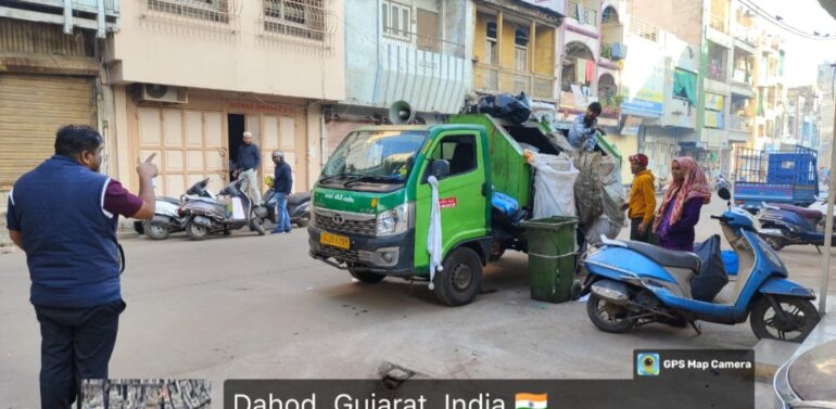 દાહોદ નગરપાલિકાનું ઐતિહાસિક ગ્રાઉન્ડ ઝીરો મોનિટરિંગ  અધિકારીઓ પદાધિકારી ઓફિસ છોડી પ્રજાની વચ્ચે ઉતર્યા  દાહોદ નગરપાલિકાના અધિકારીઓ અને પદાધિકારીઓ ગ્રાઉન્ડ ઝીરો પર, પ્રજાના પ્રશ્નોનું સ્થળ પર સમાધાન